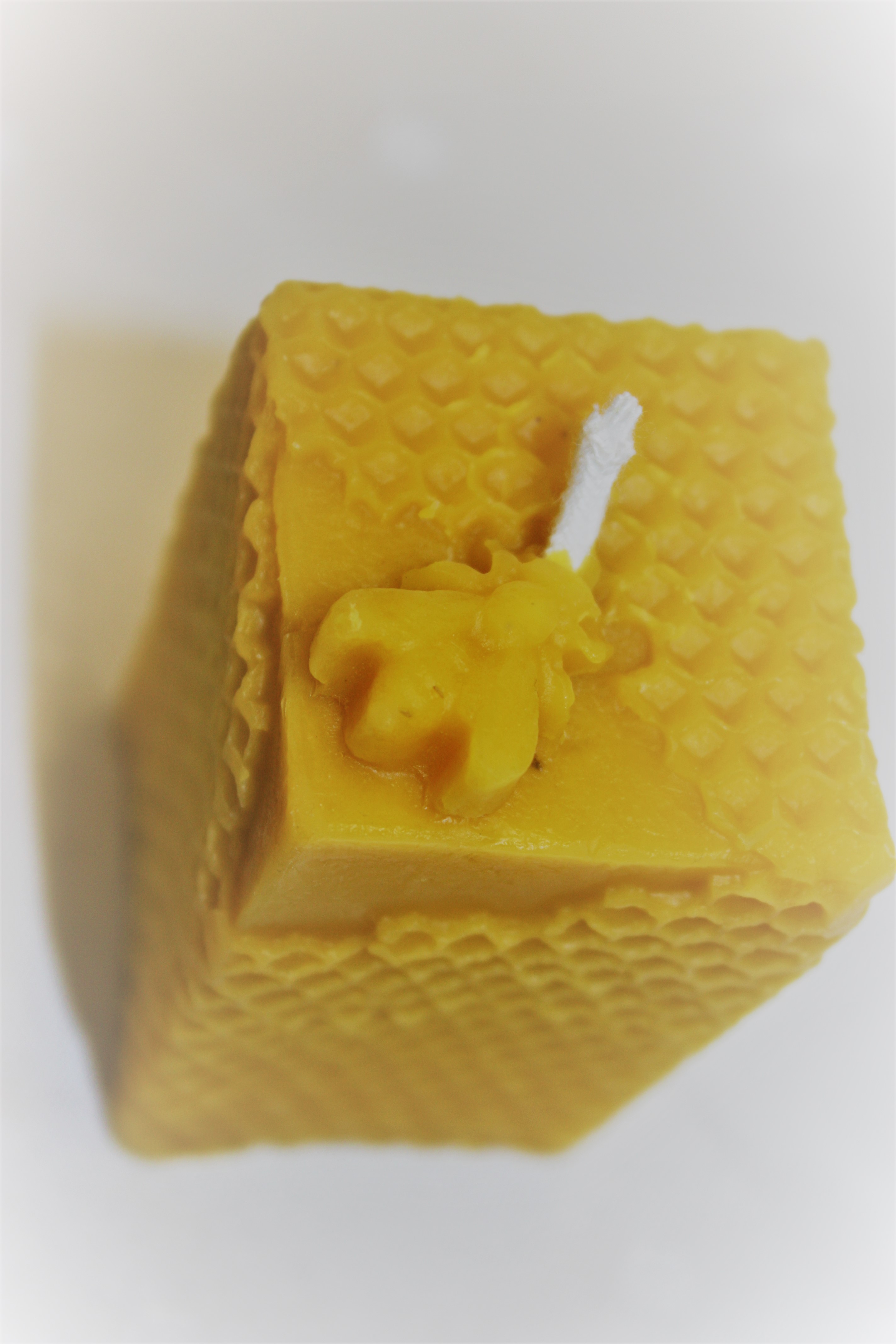 Svíčka litá motiv Plástev - včelka 8,5 x 5 x 5 cm